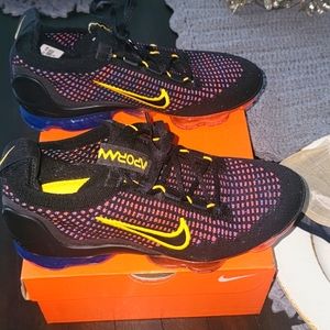 VAPORMAX SNEAKERS - NEW